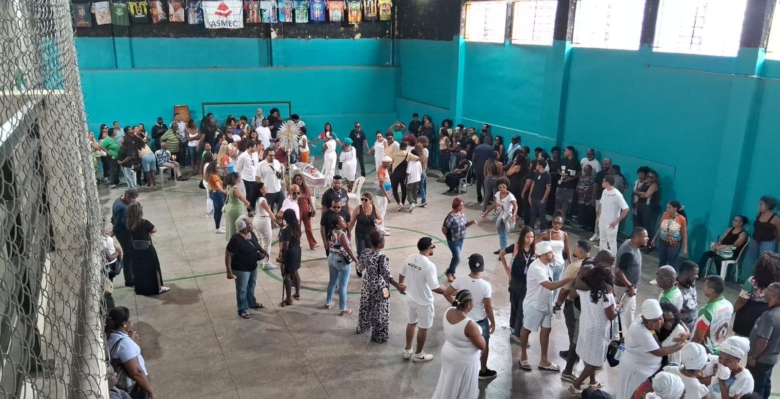 Começa o velório da cantora em quadra de escola de samba de BH | G1