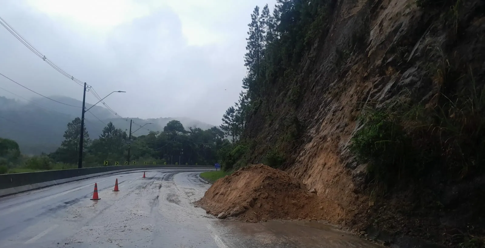 Serra Antiga da Tamoios é liberada após deslizamento no km 80 | G1