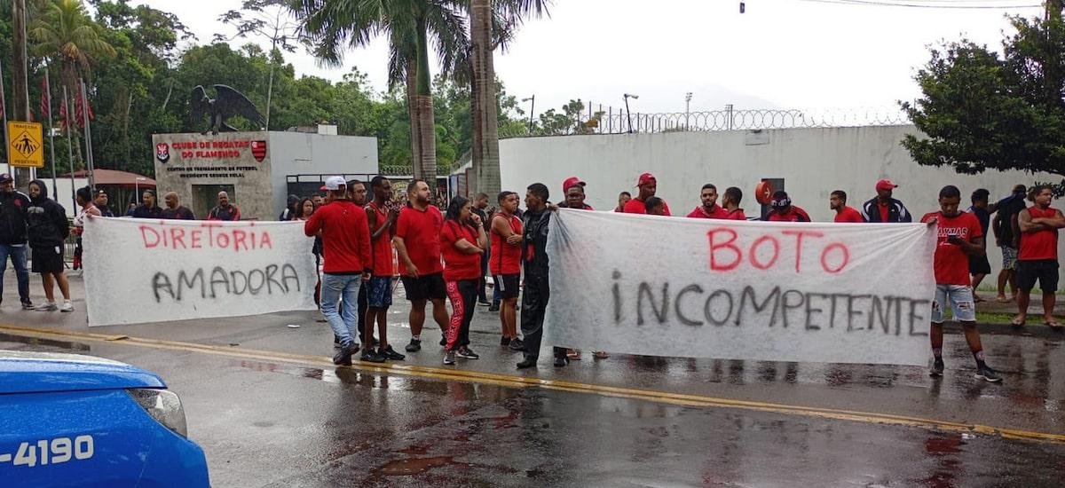 Protestos na reapresentação do Flamengo ampliam pressão sobre Filipe Luís
