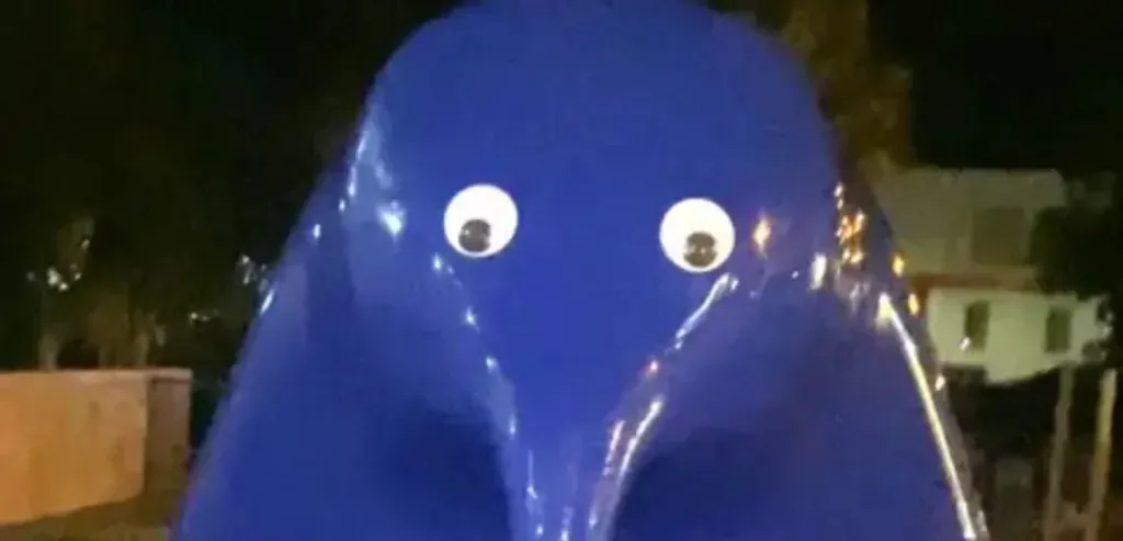 Jovem é condenada a multa e serviço comunitário por colar olhos em escultura pública avaliada em R$ 497 mil na Austrália